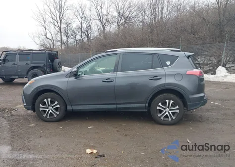 2017 Toyota Rav4 Le z USA, uszkodzony, nr VIN JTMBFREV7HJ134400